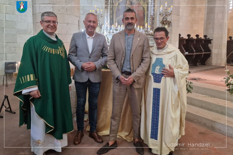 Na zdjęciu w Cattedrale di Maria Santissima di Romania od lewej: prezydent Nowego Sącza Ludomir Handzel, prepozyt kapitułu kolegiackiej w Nowym Sączu ks. dr Jerzy Jurkiewicz, burmistrz miasta Tropea Avv. Giovanni Macri 
